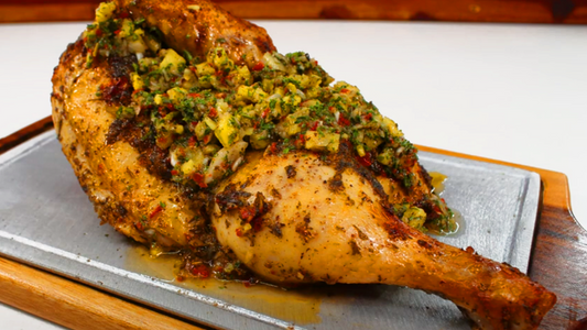 Pollo asado en salsa de chimichurri de piña