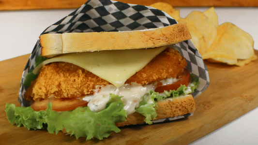 Sándwich de milanesa con mayonesa de verduras